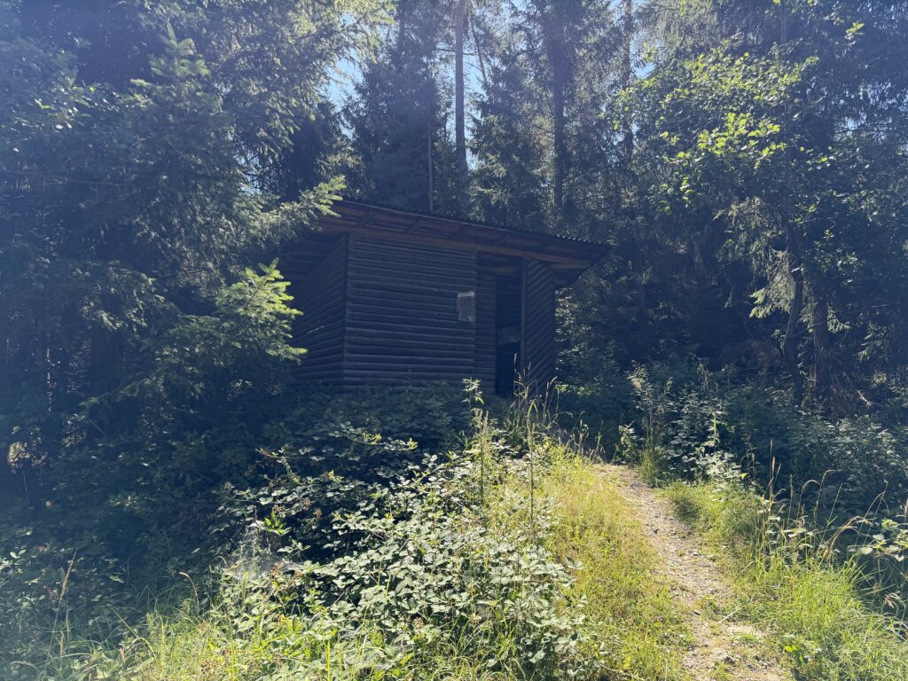 Außenansicht des Wild-Beobachtungsstands Castell im Naturpark Schönbuch zur Rotwildbeobachtung und Wildtierfotografie.