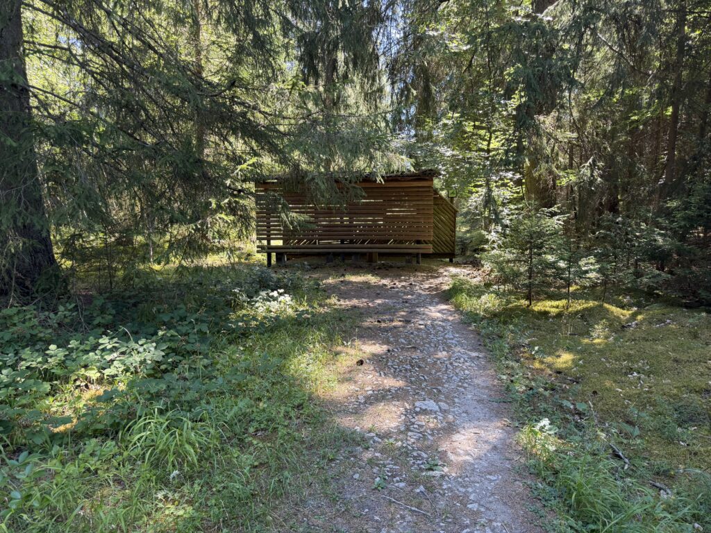 Außenansicht der Wildbeobachtungsstelle Neuhütte im Rotwildgebiet des Naturparks Schönbuch.