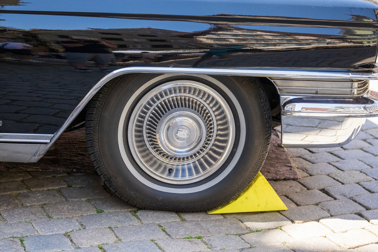 Classic American car wheel photographed with the Sony FE 100-400mm F4.5 GM OSS, showcasing exceptional sharpness, color reproduction, contrast, and fine detail rendering.