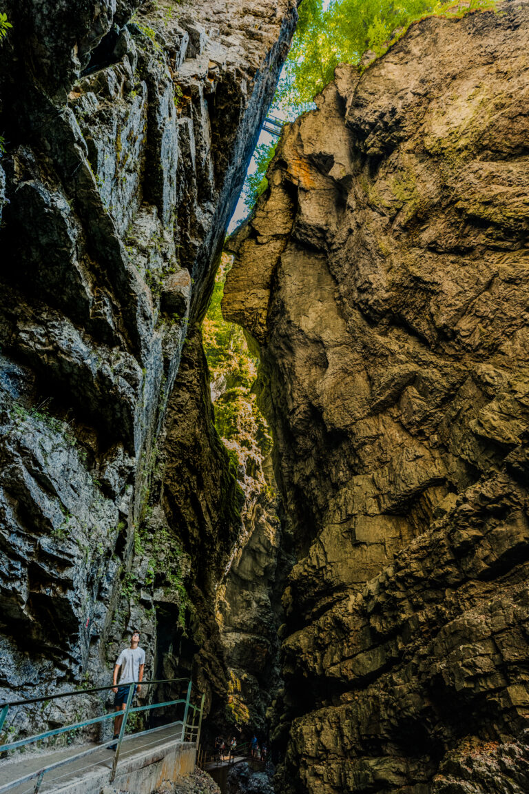 Mensch zwischen den gewaltigen Felswänden der Breitachklamm bei Oberstdorf, fotografiert mit 16 mm Ultraweitwinkel