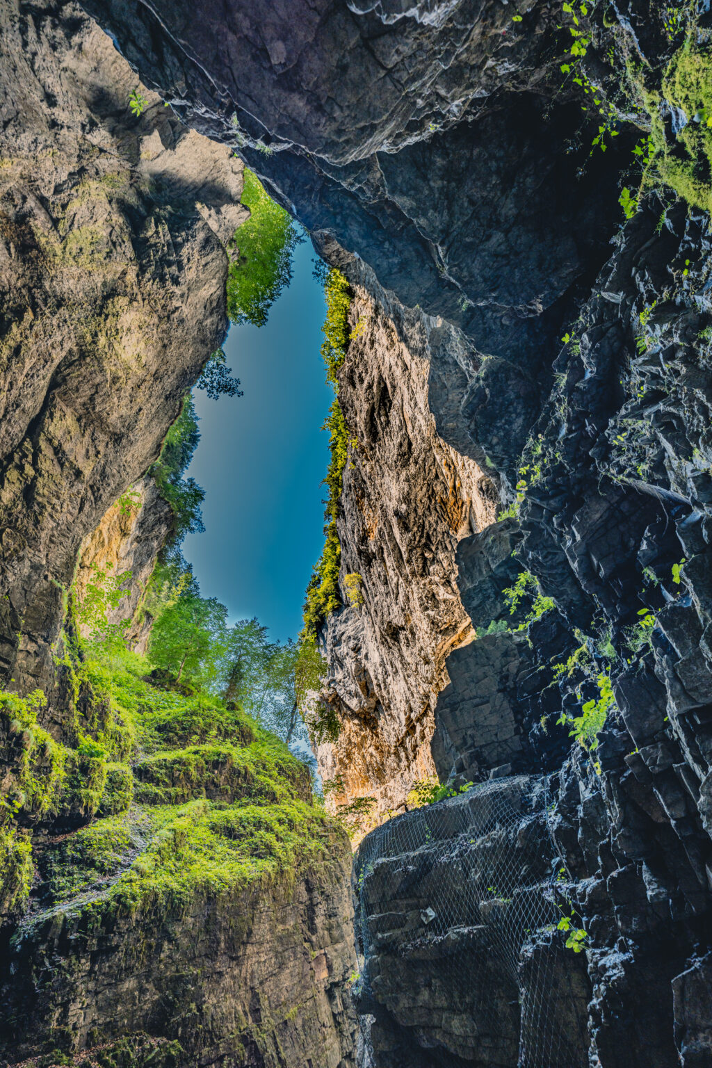 Blick mit 16 mm nach oben auf die ineinanderlaufenden Felswände der Breitachklamm bei Oberstdorf
